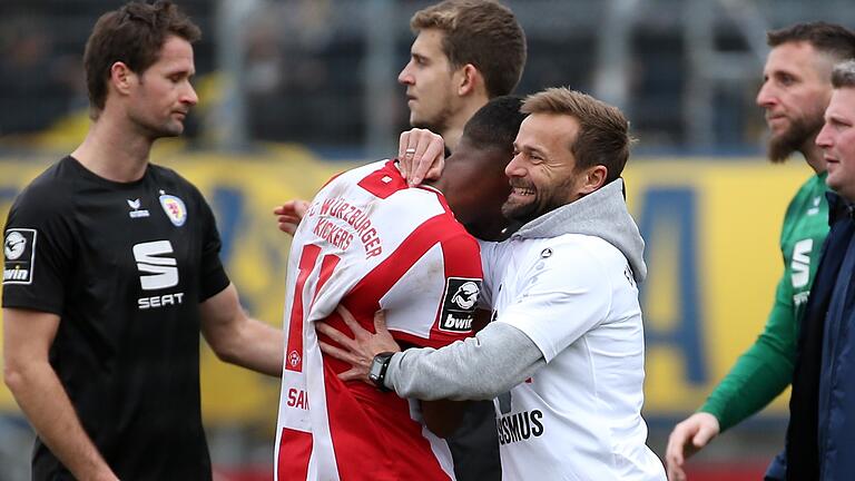 Die helle Freude: Kickers-Trainer Michael Schiele (rechts) herzt den Doppeltorschützen Saliou Sané. Die helle Freude: Kickers-Trainer Michael Schiele (rechts) herzt den Doppeltorschützen Saliou Sané.