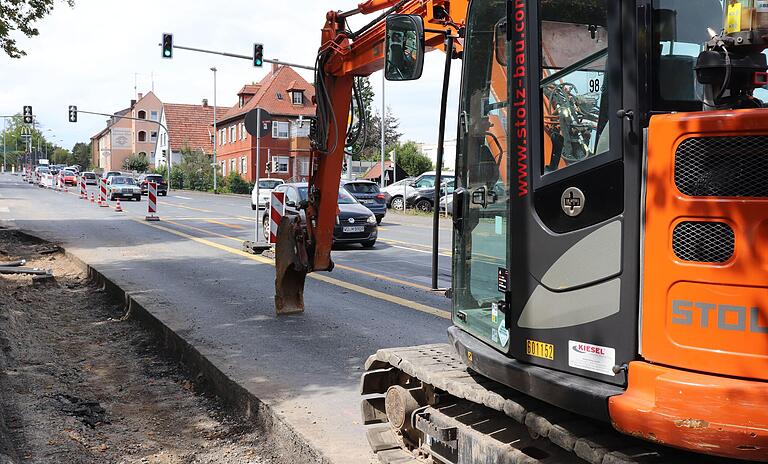 Als die B8 im Sommer auf rund 600 Metern erneuert wurde, nutzte die Stadt die Gelegenheit, um auch den Gehsteig zu verbreitern. Als die B8 im Sommer auf rund 600 Metern erneuert wurde, nutzte die Stadt die Gelegenheit, um auch den Gehsteig zu verbreitern.
