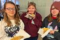 Crêpe mit Nutella und Banane kommt besonders gut bei Janina S., Sophia L. und Luzia K. (von links) an.
