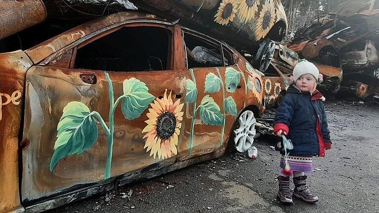 Theresa, Tochter von Tobias Weihmann, vor einem Mahnmal in Butscha, das an den Terror der russischen Armee in der ukrainischen Stadt nahe Kiew erinnert. Theresa, Tochter von Tobias Weihmann, vor einem Mahnmal in Butscha, das an den Terror der russischen Armee in der ukrainischen Stadt nahe Kiew erinnert.