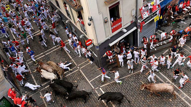 Sanfermín-Fest in Pamplona - Besonders in Kurvern auf der mehr als 800 Meter langen Strecke kommt es immer wieder zu gefährlichen Szenen. Wer stürzt, soll flach liegen bleiben und die Hände schützend über den Kopf halten, bis die Meute vorbeigeprescht ist. Sanfermín-Fest in Pamplona - Besonders in Kurvern auf der mehr als 800 Meter langen Strecke kommt es immer wieder zu gefährlichen Szenen. Wer stürzt, soll flach liegen bleiben und die Hände schützend über den Kopf halten, bis die Meute vorbeigeprescht ist.