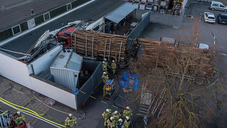 Am Montag raste ein Lastwagen ungebremst in die Wand eines Bamberger Firmengebäudes. Dabei entstand ein hoher Schaden an Fahrzeug und Gebäude, der Fahrer wurde leicht verletzt.