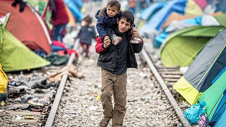 Flüchtlinge an der griechisch-mazedonischen Grenze - Idomeni im März: Das Flüchtlingslager in Griechenland wurde inzwischen aufgelöst. Über die Balkanroute versuchen weniger Menschen, nach Deutschland zu gelangen. Das liegt auch am Abkommen der EU mit der Türkei. Flüchtlinge an der griechisch-mazedonischen Grenze - Idomeni im März: Das Flüchtlingslager in Griechenland wurde inzwischen aufgelöst. Über die Balkanroute versuchen weniger Menschen, nach Deutschland zu gelangen. Das liegt auch am Abkommen der EU mit der Türkei.
