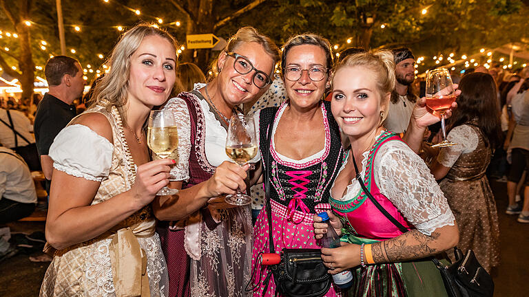 Zahlreiche Menschen besuchen am Samstag 12.08.23 das Volkacher Weinfest.