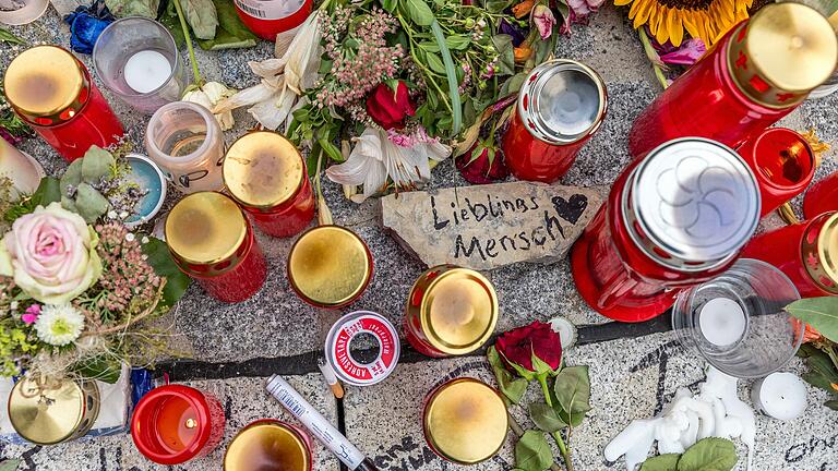 Trauerbekundungen am Ort der tödlichen Auseinandersetzung vor dem Stift Haug in Würzburg. Dort soll ein 22-Jähriger im September 2023 bei einer tätlichen Auseinandersetzung mit einem Messer einen 28-Jährigen getötet haben.&nbsp;