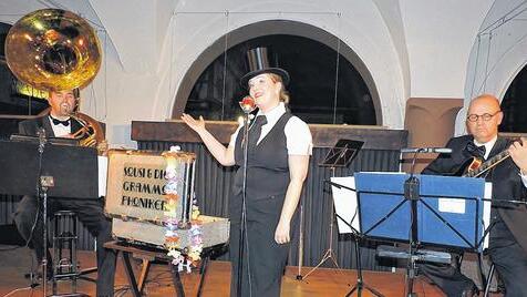 Salonorchester &ldquo;Sousi & die Grammophoniker&ldquo; mit den Goldenen Zwanzigern im Alten Rathaus: (von links) Jochen Rothermel mit Lady Sousaphon, Sopranistin Nicole Schömig und Gitarrist Werner Küspert.