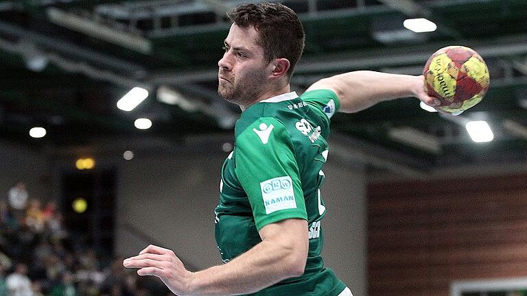 DKB 2. Handball-Bundesliga, DJK Rimpar Wölfe - VfL Eintracht Hagen       -  Kommt ein Linksaußen geflogen: Dominik Schömig erzielte beim Rimparer Kantersieg über Hagen acht Tore.