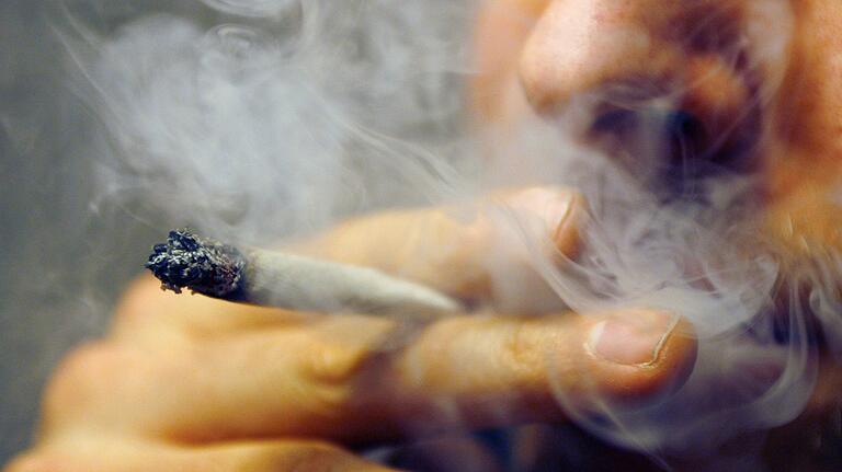 Sowohl der vor dem Landgericht angeklagte 'Gras'-Lieferant aus NRW als auch seine Abnehmer in Schweinfurt waren selbst starke Marihuana-Konsumenten. Sowohl der vor dem Landgericht angeklagte 'Gras'-Lieferant aus NRW als auch seine Abnehmer in Schweinfurt waren selbst starke Marihuana-Konsumenten.