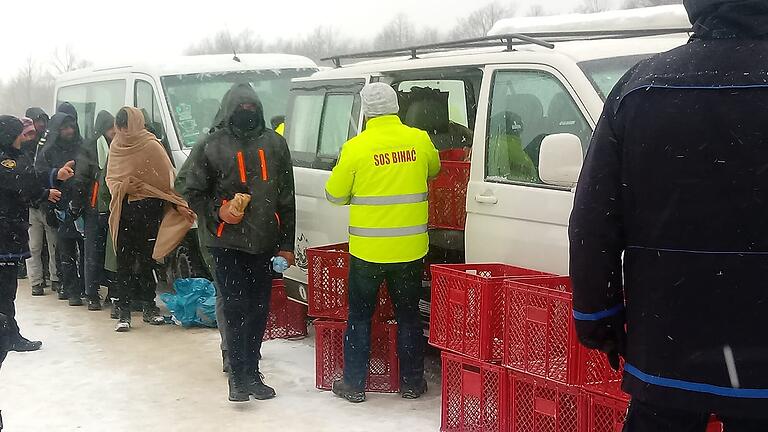 Die lokale Hilfsorganisation &quot;SOS Bihac&quot; verteilt Hilfsgüter an Geflüchtete.