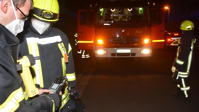 Ein Kohlenstoffmonoxid-Warngerät hat in der Nacht auf Samstag einen Feuerwehreinsatz in Garitz ausgelöst. Da es sich glücklicherweise nur um einen technischen Defekt am CO-Melder handelte, wurde niemand verletzt, nur für etliche Anwohner und Feuerwehrleute war es eine kurze Nacht.  Foto: Peter Rauch       -  Ein Kohlenstoffmonoxid-Warngerät hat in der Nacht auf Samstag einen Feuerwehreinsatz in Garitz ausgelöst. Da es sich glücklicherweise nur um einen technischen Defekt am CO-Melder handelte, wurde niemand verletzt, nur für etliche Anwohner und Feuerwehrleute war es eine kurze Nacht.  Foto: Peter Rauch