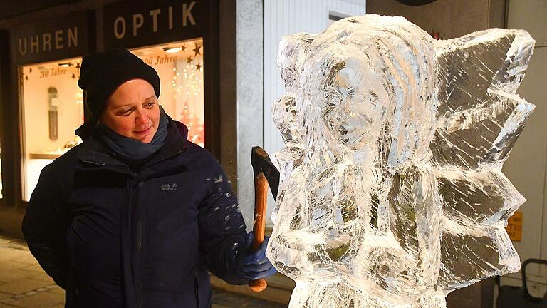 Frostige Kunst – Die aus dem Harz stammende Eisbildhauerin Lea Diehl schuf einen Eisengel für die Stadt mit Herz Frostige Kunst – Die aus dem Harz stammende Eisbildhauerin Lea Diehl schuf einen Eisengel für die Stadt mit Herz