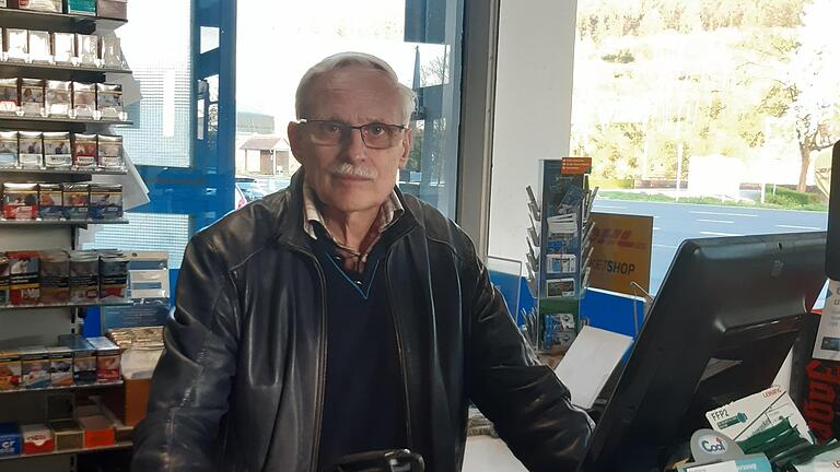 Ein gewohntes Bild: Karl-Heinz Beisel hinter dem Tresen seiner Tankstelle.       -  Ein gewohntes Bild: Karl-Heinz Beisel hinter dem Tresen seiner Tankstelle.