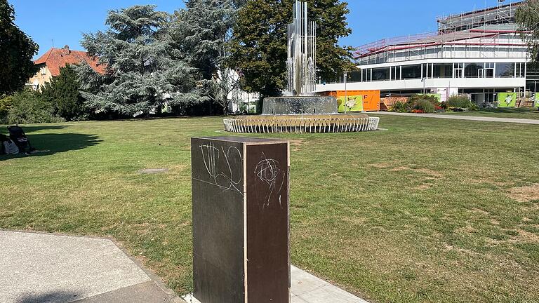 Einige der Trinkwasserbrunnen in Schweinfurt mussten direkt nach ihrer Einweihung wieder abgebaut werden. Zurück bleibt ein Holzkasten statt frischem Wasser.