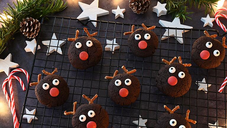 Rentierplätzchen       -  Rot leuchtet die Nase vom Schokokeks-Rudolph. Die Plätzchen passen gut in die Advents- und Weihnachtszeit und sind ganz leicht zu backen.