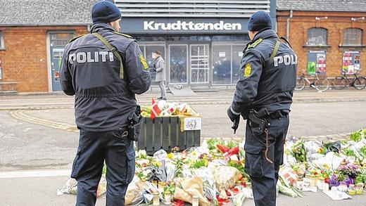 Noch weit entfernt von Alltag: Blumen und Polizei vor dem Kaffee in Kopenhagen, in dem ein Filmemacher starb.