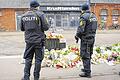 Noch weit entfernt von Alltag: Blumen und Polizei vor dem Kaffee in Kopenhagen, in dem ein Filmemacher starb.