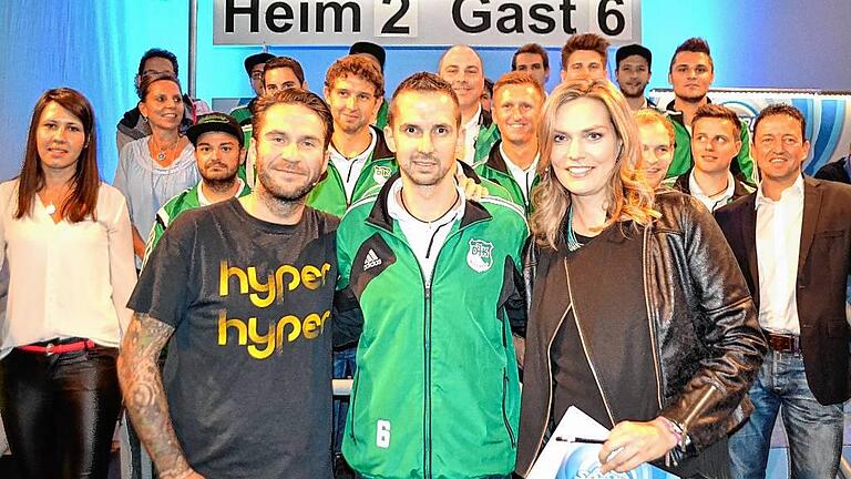 Jonas Metz (vorne Mitte) hat den „Bayern-Treffer des Monats“ September erzielt. Der Fußballer der DJK Waldberg und sein Tor beim 6:2-Erfolg in Weichtungen wurden am Montagabend in der Sendung Blickpunkt Sport (rechts Moderatorin Julia Scharf, links Uli Nutz) im Bayerischen Fernsehen vorgestellt. Jonas Metz (vorne Mitte) hat den „Bayern-Treffer des Monats“ September erzielt. Der Fußballer der DJK Waldberg und sein Tor beim 6:2-Erfolg in Weichtungen wurden am Montagabend in der Sendung Blickpunkt Sport (rechts Moderatorin Julia Scharf, links Uli Nutz) im Bayerischen Fernsehen vorgestellt.