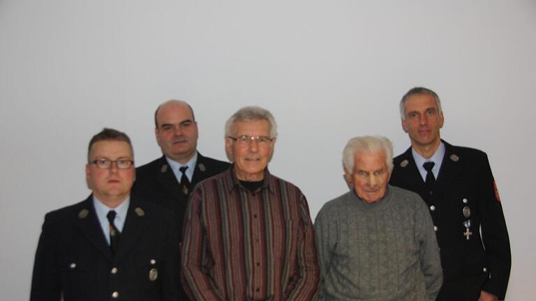 Vorsitzender Michael Weigand (rechts)  dankte den Geehrten (v. l.): Wolfgang Röder und Björn Morber, Oskar Schüler und Paul Kehl. M. Nöth       -  Vorsitzender Michael Weigand (rechts)  dankte den Geehrten (v. l.): Wolfgang Röder und Björn Morber, Oskar Schüler und Paul Kehl. M. Nöth