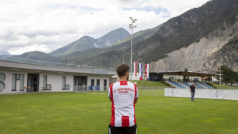 Kein Spiel in Kematen: dieser Kickers-Fan wartet in dem Stadion in der Nähe von Innsbruck vergebens auf den Auftritt der Rothosen. Die Partie gegen den FC Schalke 04 musste wegen eines Corona-Falls im Mannschaftsumfeld der Knappen kurzfristig abgesagt werden. Kein Spiel in Kematen: dieser Kickers-Fan wartet in dem Stadion in der Nähe von Innsbruck vergebens auf den Auftritt der Rothosen. Die Partie gegen den FC Schalke 04 musste wegen eines Corona-Falls im Mannschaftsumfeld der Knappen kurzfristig abgesagt werden.