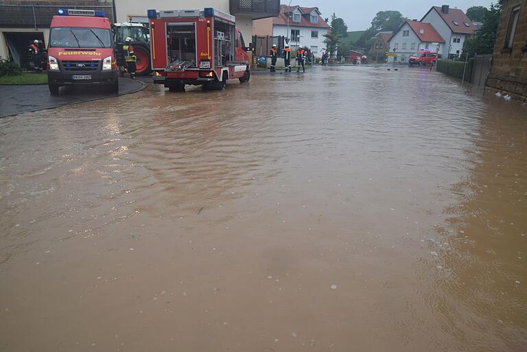 Bimbacher und Gerolzhöfer Straße in Schallfeld sowie Bereiche der Frankenwinheimer Straße stehen unter Wasser. Die Feuerwehr aus Stammheim ist zum Kellerauspumpen gekommen.