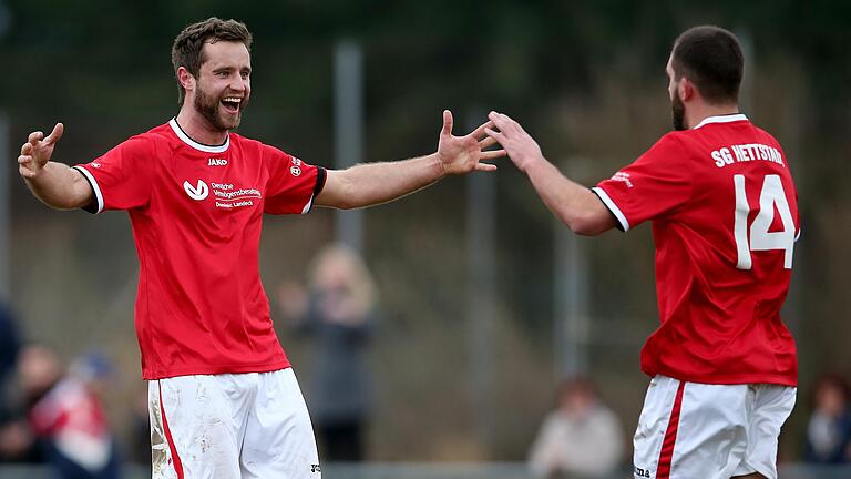 Ein Bild aus dem März 2017: Lukas Cichon jubelt nach seinem Treffer zum 3:0 im Kreisliga-Derby gegen den TSV Uettingen und wird vom Teamkollegen Thomas Götz (rechts) beglückwünscht.