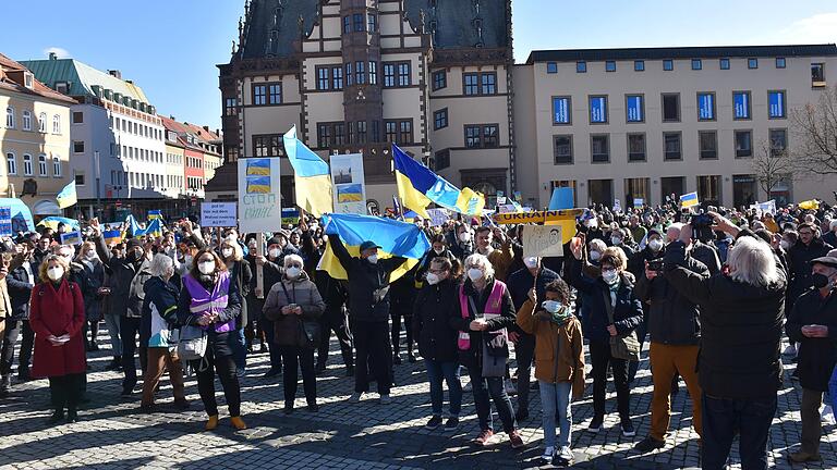 Die Farben Blau und Gelb, wie sie auf der ukrainischen Flagge zu sehen sind, dominierten das Bild der Kundgebung und Mahnwache für den Frieden am Sonntagnachmittag auf dem Marktplatz.