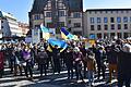 Die Farben Blau und Gelb, wie sie auf der ukrainischen Flagge zu sehen sind, dominierten das Bild der Kundgebung und Mahnwache für den Frieden am Sonntagnachmittag auf dem Marktplatz.