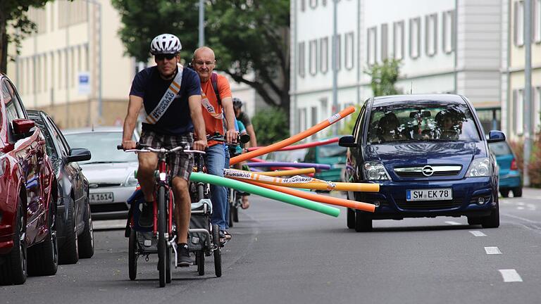 Regelmäßig macht der ADFC Schweinfurt mit öffentlichen Aktionen auf die Gefahren für Radfahrer im Straßenverkehr aufmerksam. Zum Tag der Verkehrssicherheit 2019 klemmten sich die Radfahrer Poolnudeln auf den Gepäckträger, um Autos dazu zu bewegen, genügend Abstand zu halten. Unser Foto zeigt die Akteure bei ihrer Fahrt durch die Ignatz-Schön-Straße in Schweinfurt.