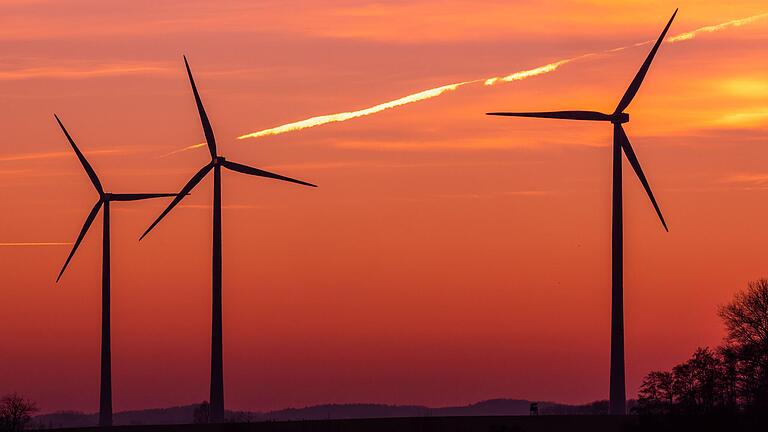 Die Rotoren von Windkraftanlagen drehen sich auf diesem Symbolbild nach Sonnenuntergang. Ob eine solche Szene in absehbarer Zeit im WK 19 zwischen Pusselsheim, Obereuerheim und Horhausen zu sehen sein wird, steht noch nicht fest. Doch es ist durchaus zu erwarten, dass sich Investoren finden, die in diesem Vorranggebiet Windräder errichten werden. Die Rotoren von Windkraftanlagen drehen sich auf diesem Symbolbild nach Sonnenuntergang. Ob eine solche Szene in absehbarer Zeit im WK 19 zwischen Pusselsheim, Obereuerheim und Horhausen zu sehen sein wird, steht noch nicht fest. Doch es ist durchaus zu erwarten, dass sich Investoren finden, die in diesem Vorranggebiet Windräder errichten werden.