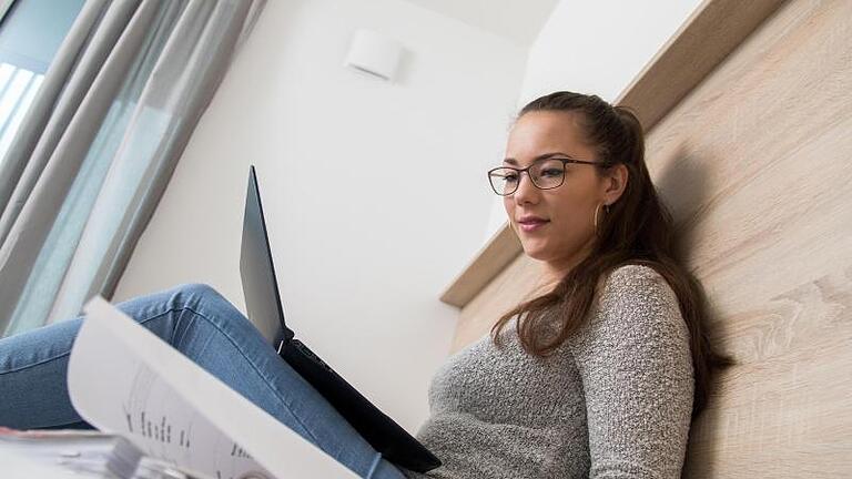 Stellen Hochschulen einen Eignungstest für Bewerberinnen oder Bewerber, müssen die erstmal herausfinden, wie sie sich am besten darauf vorbereiten. Foto: Christin Klose/dpa-tmn       -  Startet man ins Studium, sollte man auch finanziell ein paar Dinge beachten.