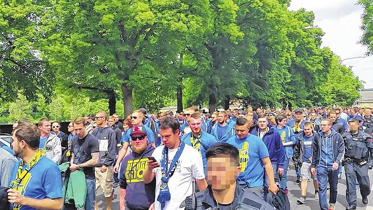 Blauer Zug zum Dallenberg: Die Fußballfans aus Saarbrücken waren friedlicher als ihre Gesänge. Die Polizei eskortierte sie zum Stadion.