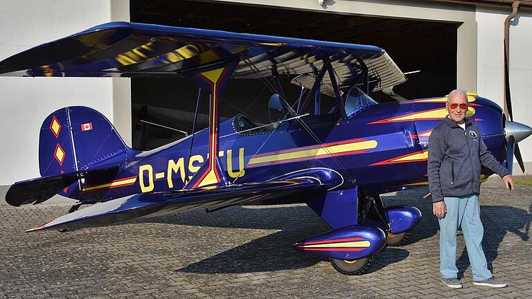 Elmar Umhöfer ist mit seinen 84 Jahren noch immer ein begeisterter Flieger. Oft ist er frühmorgens mit seinem Doppeldecker in der Luft.  50 Jahre sind es in diesem Jahr, dass er zum ersten Alleinflug am 26. Mai 1967 startete.