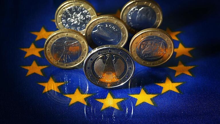 Euro-Münzen aus Deutschland, Griechenland, Italien, Portugal und Spanien. EU-Kommission will die Gemeinschaftswährung im weltweiten Handel durchsetzen. Euro-Münzen aus Deutschland, Griechenland, Italien, Portugal und Spanien. EU-Kommission will die Gemeinschaftswährung im weltweiten Handel durchsetzen. 