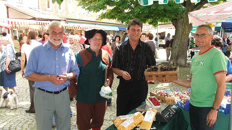 Dieter Peterhänsel (Dritter von links) bei der Eröffnung des Münnerstädter Wochenmarkts im Juli 2007.