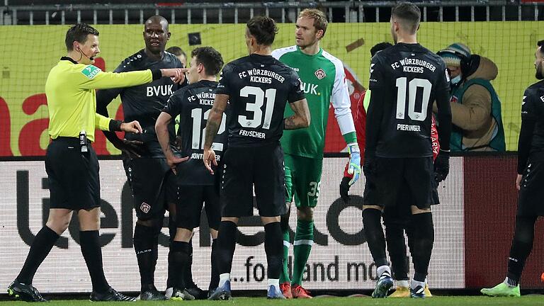 Elfmeter gegen die Würzburger Kickers: Schiedsrichter Thorben Siewer (links) zeigt auf den Punkt, Alexander Mühling verwandelt den anschließenden Strafstoß zum 1:0 für Holstein Kiel. Elfmeter gegen die Würzburger Kickers: Schiedsrichter Thorben Siewer (links) zeigt auf den Punkt, Alexander Mühling verwandelt den anschließenden Strafstoß zum 1:0 für Holstein Kiel. 