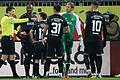 Elfmeter gegen die Würzburger Kickers: Schiedsrichter Thorben Siewer (links) zeigt auf den Punkt, Alexander Mühling verwandelt den anschließenden Strafstoß zum 1:0 für Holstein Kiel.&nbsp;