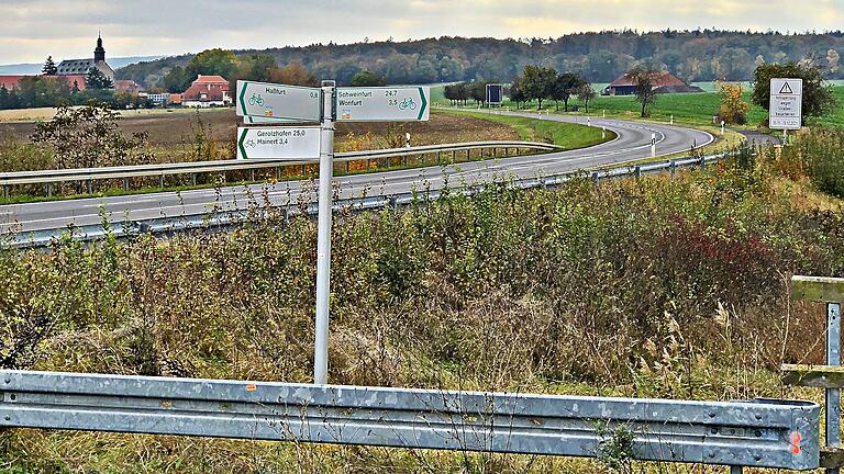 Die Straße zwischen Haßfurt und Knetzgau wird ab November saniert. Die Verkehrsteilnehmer müssen sich also auf Behinderungen einstellen. Die Straße zwischen Haßfurt und Knetzgau wird ab November saniert. Die Verkehrsteilnehmer müssen sich also auf Behinderungen einstellen.