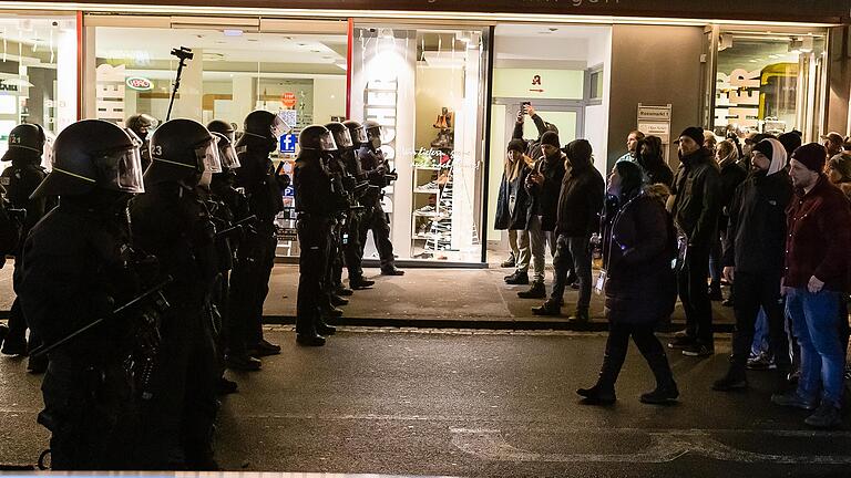 Einsatzkräfte und Demonstrierende: Eine Aufnahme vom 26. Dezember, als die Polizei den Versuch der Menge, durch die Stadt zu laufen, strikt unterband und auch Pfefferspray einsetzte. Einsatzkräfte und Demonstrierende: Eine Aufnahme vom 26. Dezember, als die Polizei den Versuch der Menge, durch die Stadt zu laufen, strikt unterband und auch Pfefferspray einsetzte.