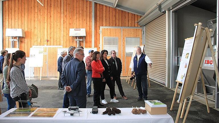 Dr. Peter Doleschel, Leiter des Instituts für Pflanzenbau und Pflanzenzüchtung an der Landesanstalt für Landwirtschaft, informiert Agrarministerin Michaela Kaniber und MdL Barbara Becker über die Trockenheitsforschung am Staatsgut Schwarzenau. Dr. Peter Doleschel, Leiter des Instituts für Pflanzenbau und Pflanzenzüchtung an der Landesanstalt für Landwirtschaft, informiert Agrarministerin Michaela Kaniber und MdL Barbara Becker über die Trockenheitsforschung am Staatsgut Schwarzenau.