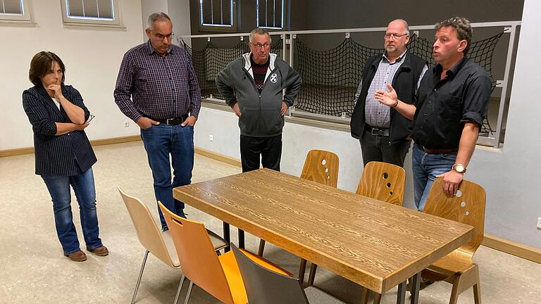 Welcher soll es denn sein? Der Sulzfelder Gemeinderat mit Bürgermeister Jürgen Heusinger (rechts) beschäftigte sich mit der Auswahl von neuen Stühlen und Tischen für das Dorfgemeinschaftshaus in Kleinbardorf. Der mittlere Stuhl im Vordergrund machte das Rennen, allerdings soll eine andere Farbe gewählt werden.