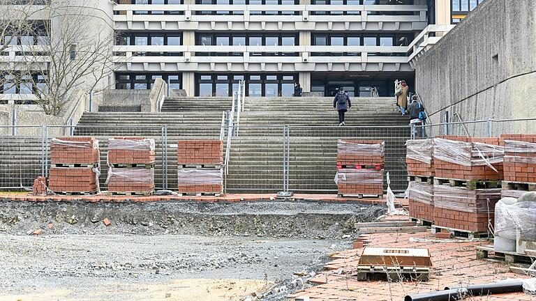 Der Hauptzugang zur zentralen Uni-Bibliothek und zur Mensa am Hubland ist derzeit aufgrund von Pflasterarbeiten noch eine Baustelle. Der Hauptzugang zur zentralen Uni-Bibliothek und zur Mensa am Hubland ist derzeit aufgrund von Pflasterarbeiten noch eine Baustelle.