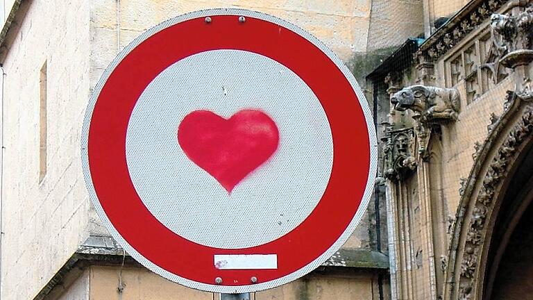 Ein Schild mit Herz ziert seit einiger Zeit den Zugang zum Kirchplatz in Kitzingen. FOTO: Willi Hertlein