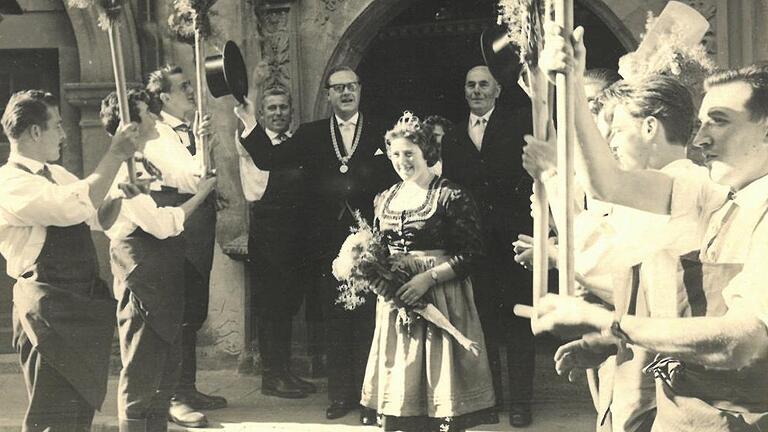 Schon seit Jahrzehnten holen die Etwashäuser Gärtner die Kitzinger Honoratioren am Rathaus ab, wie hier auf der Aufnahme aus dem Jahr 1958 mit (hinten von links) Burschen-Anführer Adam Straßberger, Oberbürgermeister Oskar Klemmert, Kirchweihpräsident Julius Kreßmann und (vorne) Gärtnerkönigin Betty Kramer.