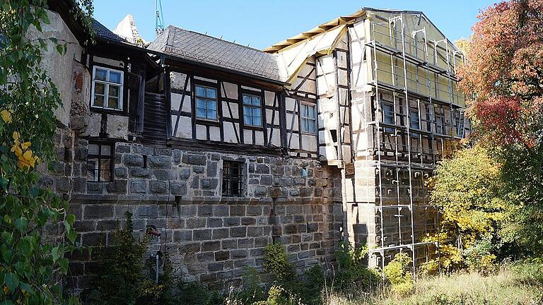 Notdach, Baugerüste und nur ein notdürftiger Schutz vor der Witterung: Das Ebelsbacher Schloss wird von vielen Anwohnern als Schandfleck empfunden. Notdach, Baugerüste und nur ein notdürftiger Schutz vor der Witterung: Das Ebelsbacher Schloss wird von vielen Anwohnern als Schandfleck empfunden.