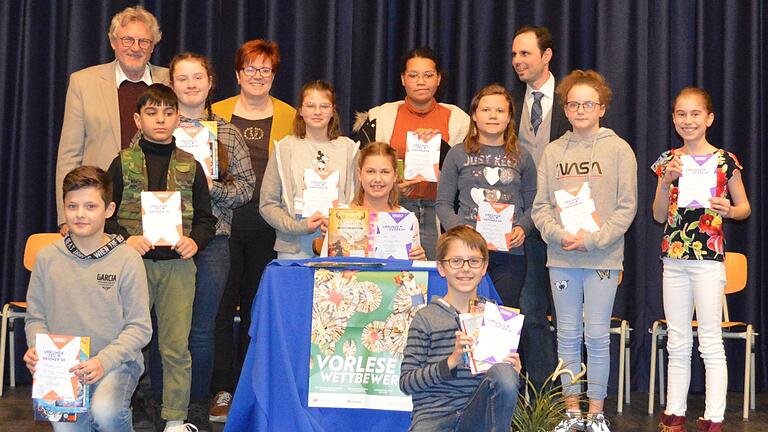 Das Foto zeigt die Teilnehmer des Landkreiswettbewerbs mit der Jury (von links): Christopher Kleiner, Herbert Müller, Alsaade Hussen, Anna-Maria Zimmermann, Evelyn Zapf, Leonie Ehmann, Julia Röll (sitzend), Sophie Edwards, Johannes Bedö, Conny Müller, Schulleiter Markus Binzenhöfer, Lara Edenharter und Charlotte Seystahl.