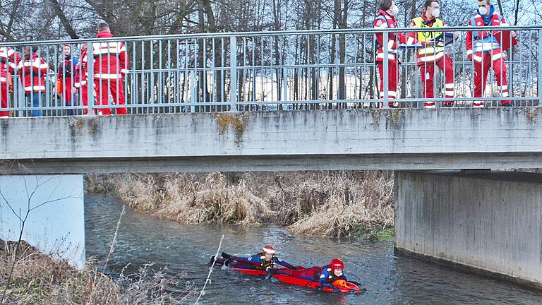 Die Wasserwacht suchte entlang der Streu in Stockheim nach der vermissten Frau. Sie ist am Sonntagabend wohlbehalten gefunden worden, teilte die Polizei mit. Die Wasserwacht suchte entlang der Streu in Stockheim nach der vermissten Frau. Sie ist am Sonntagabend wohlbehalten gefunden worden, teilte die Polizei mit.