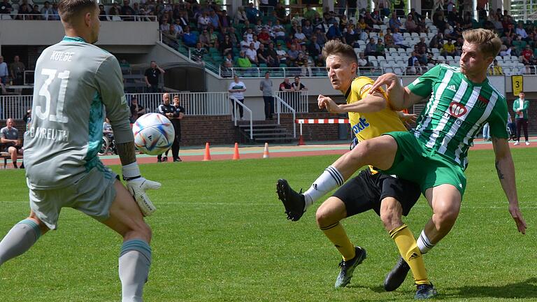 Der eine gute Moment in einem nicht guten Auftritt: Florian Pieper (rechts) erzielt für den FC 05 Schweinfurt das zwischenzeitliche 1:1, am Ende siegen die Bayreuther (im Bild Torwart Sebastian Kolbe und Dennis Lippert) mit 5:1.