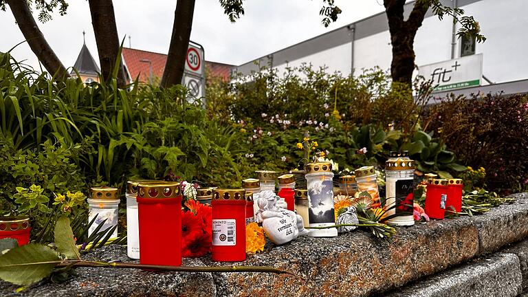 Blumen und Kerzen im Allgäu nach Tod eines Obdachlosen       -  Nach dem Tod eines Obdachlosen nach einem mutmaßlichen Angriff stehen Blumen und Kerzen im Stadtzentrum von Immenstadt im Allgäu. Die Staatsanwaltschaft hat nun eine Mordanklage gegen einen jugendlichen Tatverdächtigen erhoben. (Archiv)