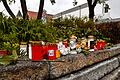 Blumen und Kerzen im Allgäu nach Tod eines Obdachlosen       -  Nach dem Tod eines Obdachlosen nach einem mutmaßlichen Angriff stehen Blumen und Kerzen im Stadtzentrum von Immenstadt im Allgäu. Die Staatsanwaltschaft hat nun eine Mordanklage gegen einen jugendlichen Tatverdächtigen erhoben. (Archiv)