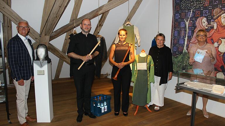 Sie waren die Hauptakteure bei der Eröffnung der neuen Ausstellung im „Kloster Wechterswinkel“: von links: Stv. Landrat Bruno Altrichter, die beiden Musiker Armin Köbler und Charlotte Schmidt-Berger, Kuratorin Dr. Alice Selinger und Kreiskulturmanagerin Dr. Astrid Hedrich Scherpf.